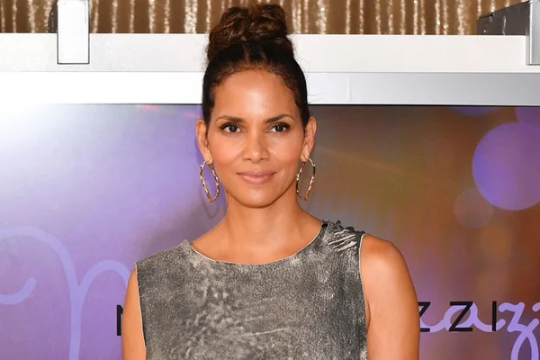 Após ser traída, Halle Berry termina com namorado 16 anos mais novo