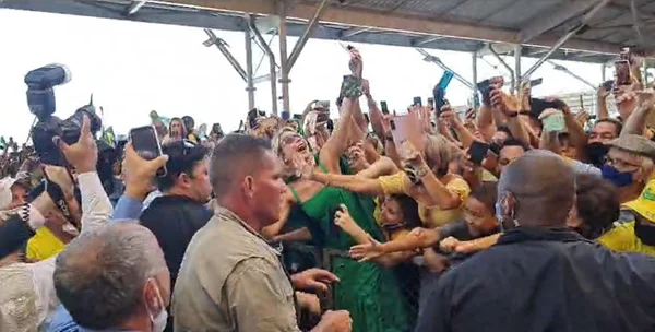 Vídeo: chegada de Bolsonaro causa aglomeração no aeroporto de Vitória