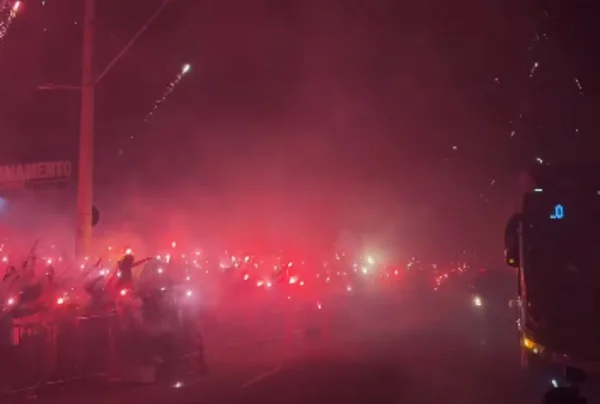 Copa do Brasil: torcida do Atlético-MG faz “rua de fogo” antes de clássico