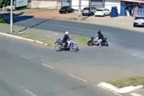 Motociclista faz manobra e dá “olé” em policial durante fuga no DF