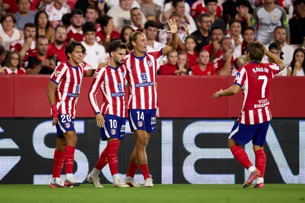 Jogadores do Atlético de Madrid comemoram gol diante do Sevilla