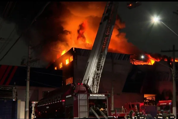 Imagem coloirda mostra incêndio de grandes proporções na Lapa, em São Paulo. Metrópoles
