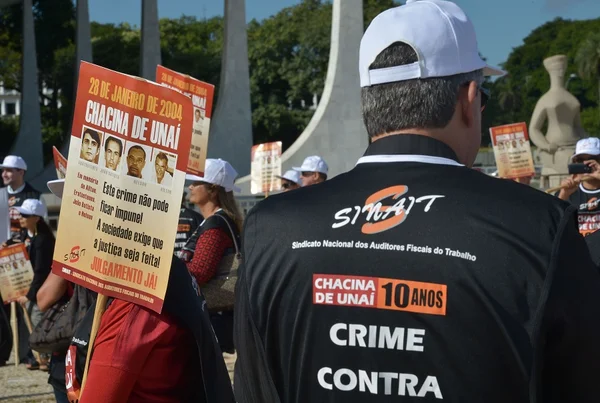 foto colorida de protesto de servidores pedindo justiça pela chacina de unaí - Metrópoles