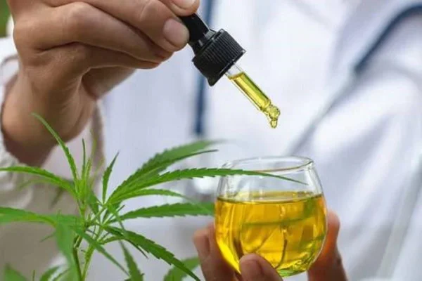 Imagem colorida de óleo de canabidiol (CBD)