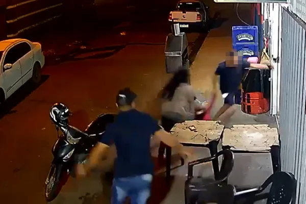 Homem é flagrado tentando sequestrar menina de 4 anos em mesa de bar