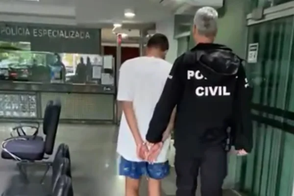 Homem de branco levado preso