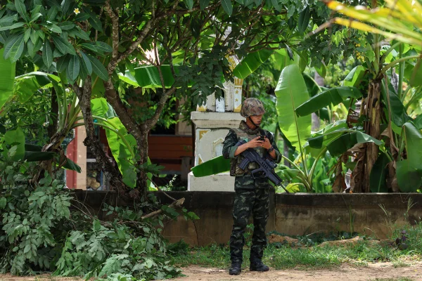 Imagem colorida mostra soldado na fronteira entre Tailândia e Camboja - Metrópoles