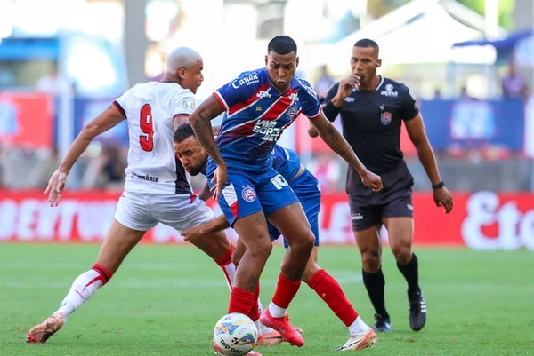 Imagem colorida de duelo entre Bahia e Vitória pelo Campeonato Baiano- MEtrópoles