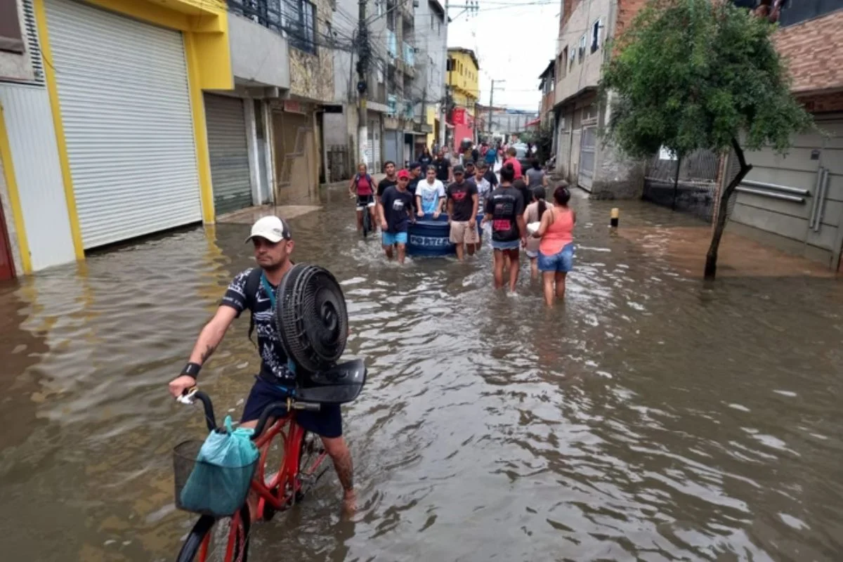 Ilhada no Jardim Pantanal: menina é levada a UPA em colchão inflável Ilhada no Jardim Pantanal: menina é levada a UPA em colchão inflável