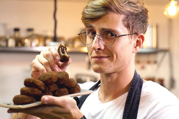 Cozinha de Solteiro: prepare Oreo coberto de brigadeiro de leite em pó