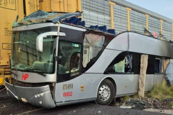 imagem colorida de acidente entre trem de carga e ônibus no méxico