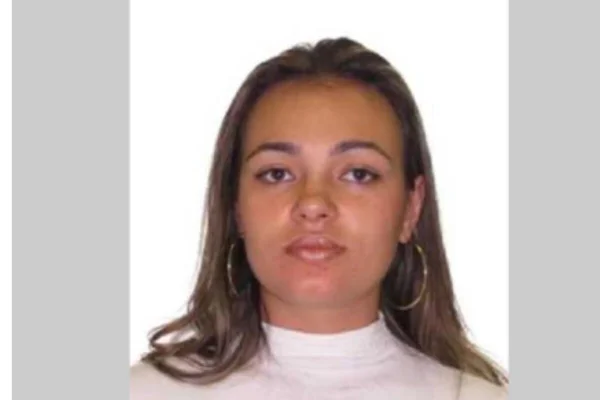 Foto do rosto de mulher parda, cabelos lisos compridos, pouco abaixo do ombro, camiseta de gola rolê e brincos redondos grandes e dourados - Metrópoles