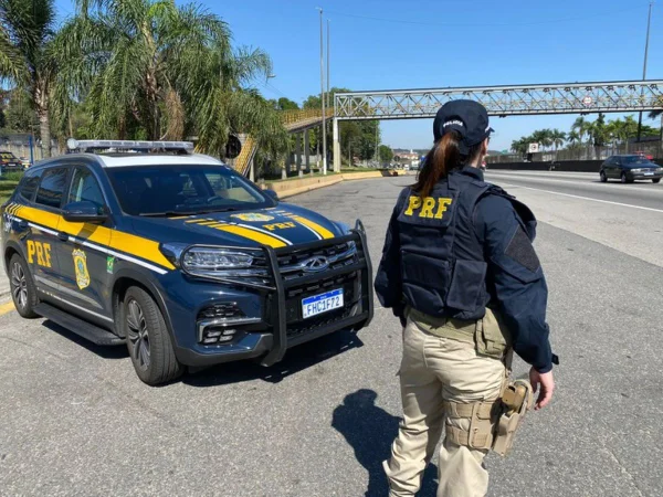 Imagem colorida de agente da PRF - Metrópoles