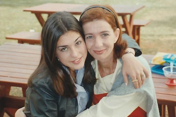 Fernanda Paes Leme, em foto antiga, abraça Marcia Manfredini - Metrópoles