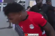 IShowSpeed cospe na saída de estádio após avistar dois torcedores da Argentina