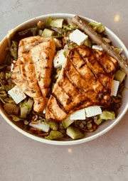 No almoço: proteína magra, como frango grelhado ou salmão, acompanhado de salada verde, com pepino e abacate