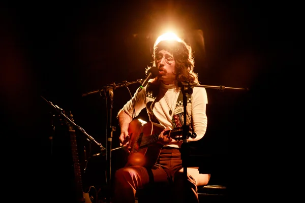 tim bernardes toca no show do estilo brasil