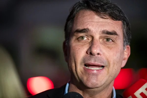 Senador Flávio Bolsonaro conversa com a imprensa, em Brasília, após visitar o pai, o ex-presidente Jair Bolsonaro, que cumpre prisão domiciliar METROPOLES