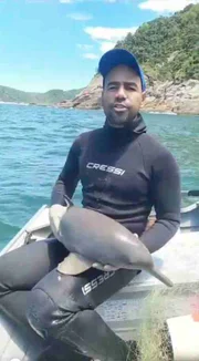 Pescador salva golfinho Pescador salva golfinho
