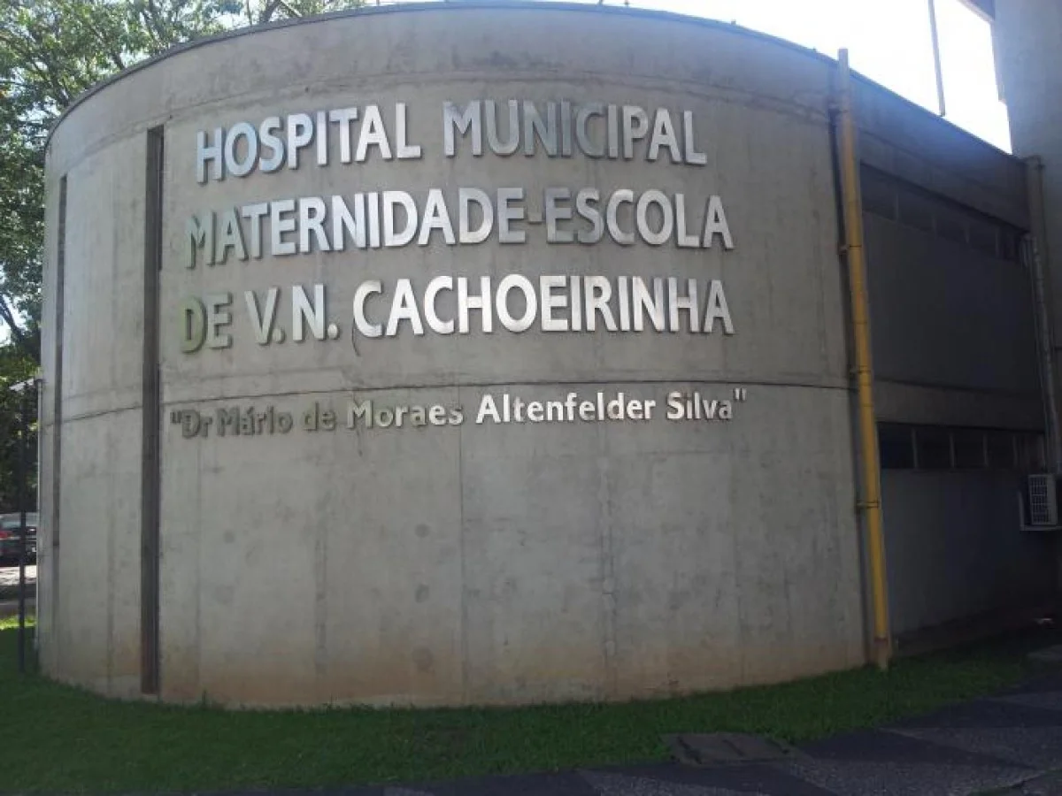 Imagem colorida mostra fachada do Hospital Maternidade Vila Nova Cachoeirinha, referência na realização de aborto legal em São Paulo; Prefeitura suspendeu procedimento e Justiça mandou retomar o atendimento - Metrópoles