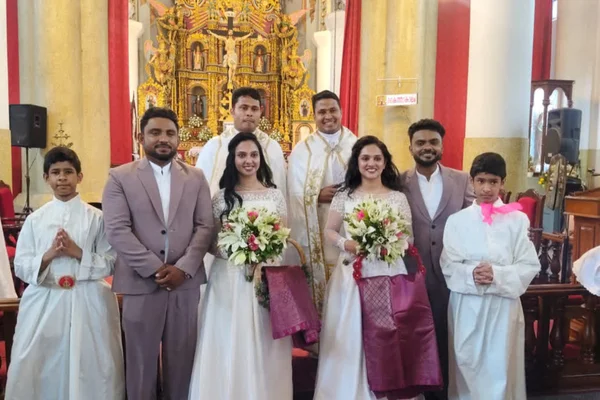 Irmãos gêmeos se casaram com irmãs gêmeas em cerimônia conduzida por sacerdotes gêmeos, que também contaram com a ajuda de coroinhas gêmeos.