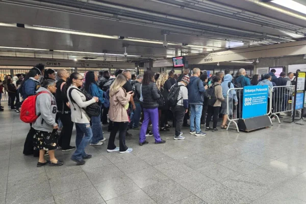 Imagem colorida mostra fila de passageiros em Itaquera. Metrópoles