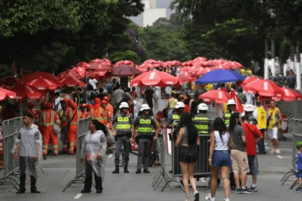 Imagem colorida de foliões no carnaval de SP. CPTM terá operação especial - Metrópoles