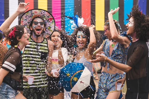 Pessoas brincando Carnaval - Metrópoles