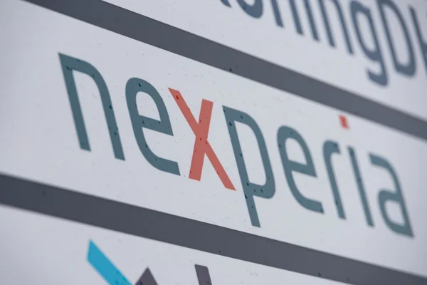 Imagem da logomarca da Nexperia, empresa chinesa que era controlada pelo governo holandês - Metrópoles