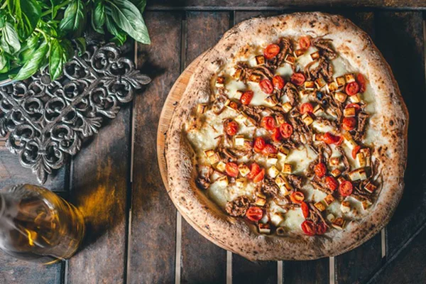 Pizzaria Baco comemora aniversário com cinco sabores exclusivos