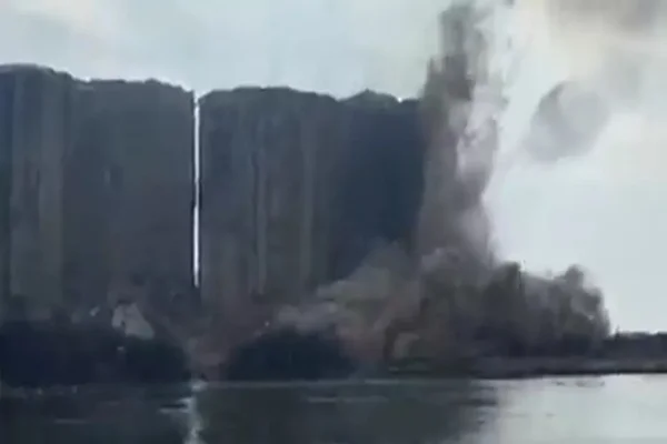 Vídeo: depósito do porto de Beirute desmorona e deixa nuvem de fumaça