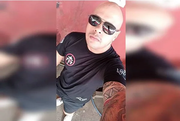 homem careca de óculos