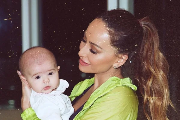 Sabrina Sato leva filha ao trabalho e diz: “Todo mundo vai cuidar”