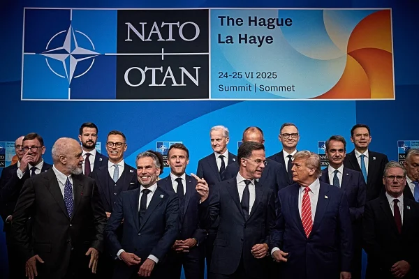 Imagem colorida mostra chefes de Estado da Otan - Metrópoles