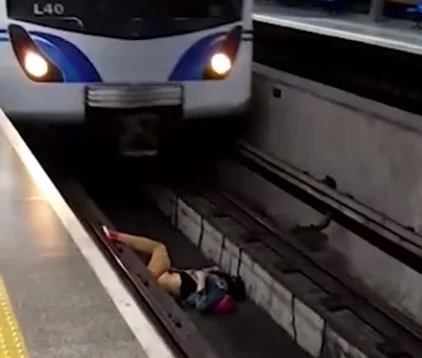 Vídeo: trem freia em cima de passageiro caído nos trilhos