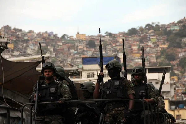 Mesmo com Exército, Rocinha registra mais uma madrugada de tiroteio