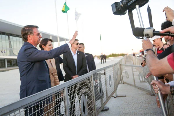Presidente Jair Bolsonaro, desce a rampa do Palácio e vai ao Congresso Nacional caminhando ao lado da primeira -ama Michelle BolsonaroPresidente Jair Bolsonaro, desce a rampa do Palácio e vai ao Congresso Nacional caminhando ao lado da primeira dama Michelle Bolsonaro