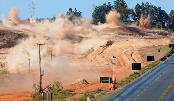 Rocha próxima à subida do Colorado é novamente implodida