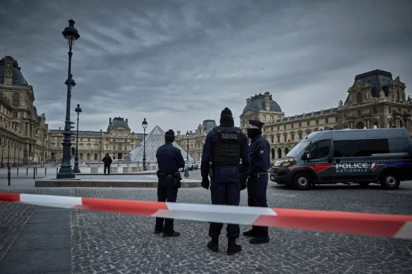 Imagem colorida, Dois suspeitos de participação no roubo do museu da França são detidos - Metropolesq