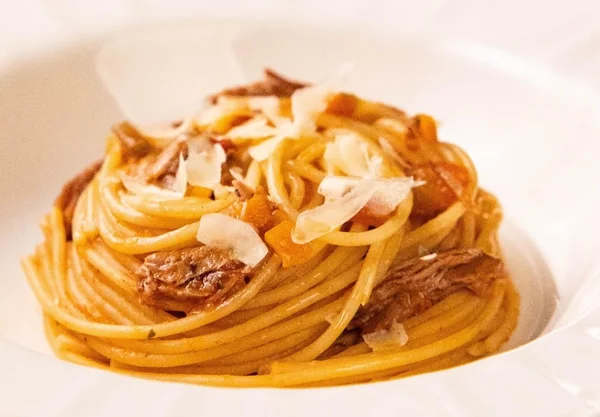 Delicioso: aprenda a preparar espaguete com ragú de rabada
