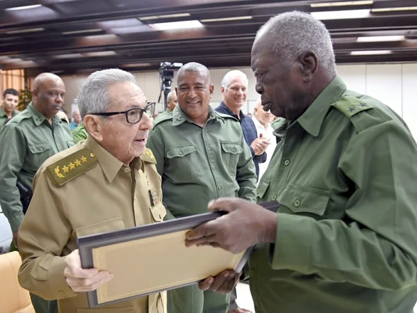 Imagem colorida mostra ex-presidente de Cuba Raúl Castro - Metrópoles