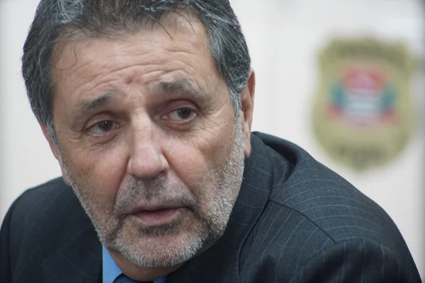 Imagem colorida faz close no rosto de Osvaldo Nico Gonçalves, homem branco, grisalho, que veste terno - Metrópoles