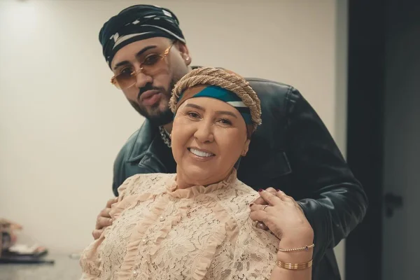 Foto colorida de Sueli Azevedo e MC Kevinho - Metrópoles