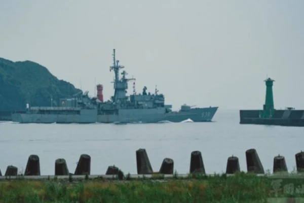 Imagem colorida mostra navio de guerra de Taiwan - Metrópoles