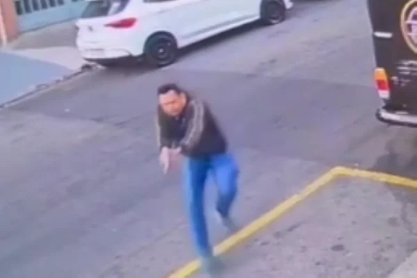 Imagem colorida de homem armado na rua durante confusão que terminou com segurança morto - Metrópoles