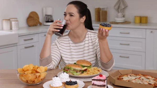 mulher comendo e bebendo ao mesmo tempo