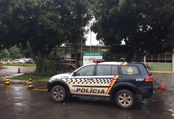 Polícia prende cinco homens por assalto em ponto de ônibus no Lago Sul