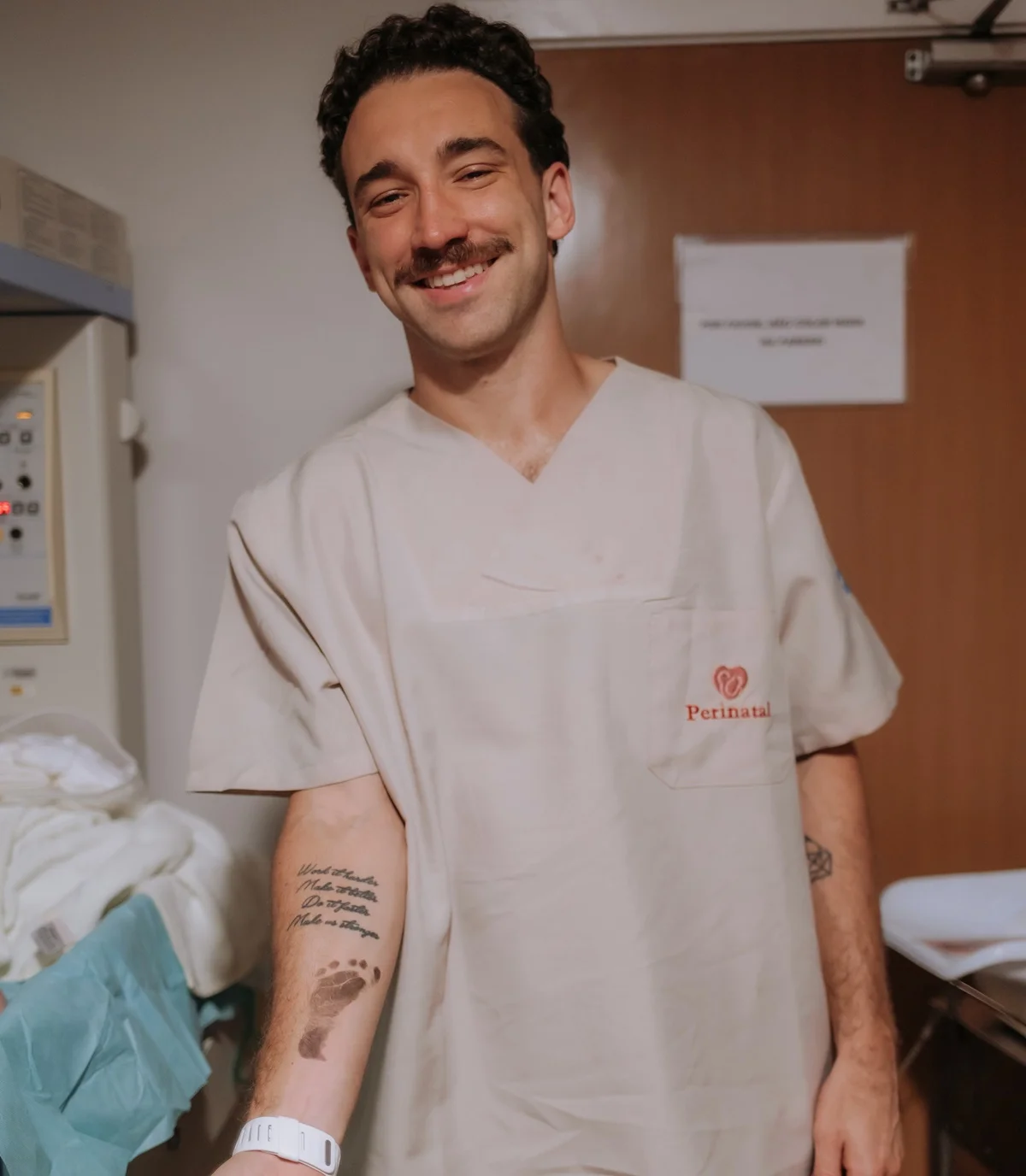 Léo Ortiz mostra a impressão do pé da filha, Serena, no braço Léo Ortiz mostra a impressão do pé da filha, Serena, no braço