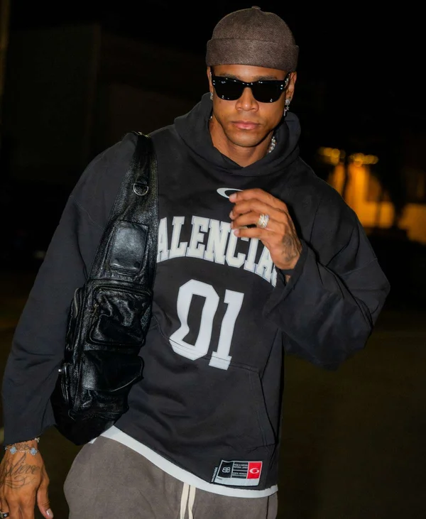 Léo Santana entra em nova fase de estilo: “A moda permite” - destaque galeria Léo Santana entra em nova fase de estilo: “A moda permite” - destaque galeria