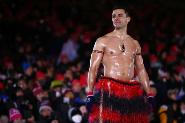 Imagem colorida de Pita Taufatofua, o besuntado de Tonga- Metrópoled